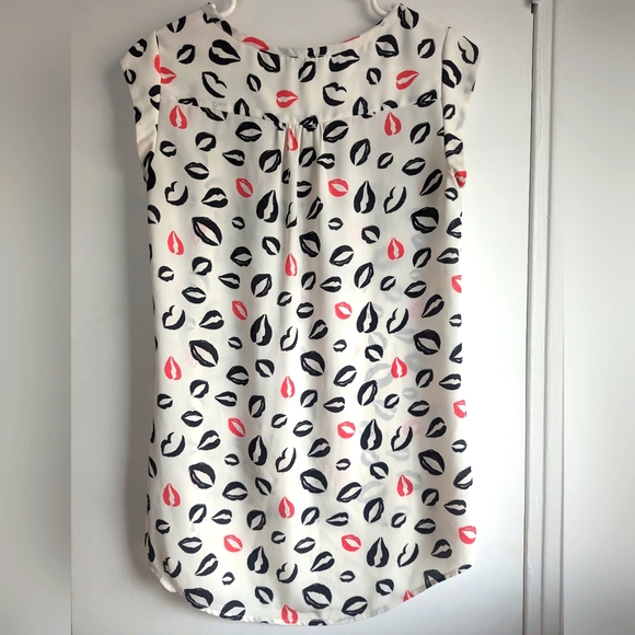 ๐ Kiss pattern light top - Picture 4 of 5